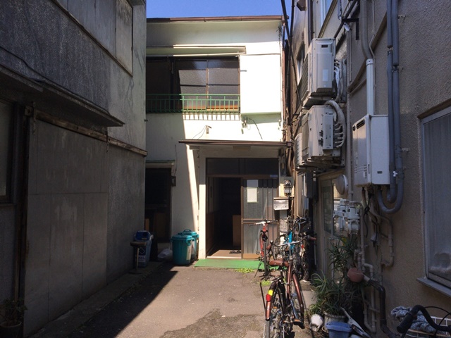 東京都荒川区東日暮里木造住居解体工事前の様子です。